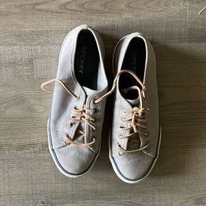 Women‘s Gray Canvas Sneakers